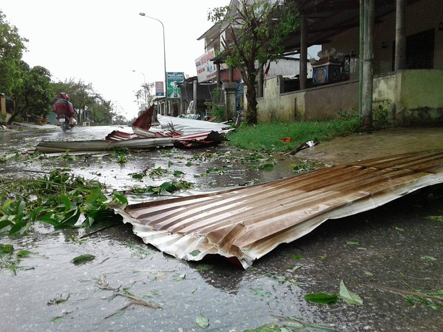 Bão số 10: Nhà tốc mái, tường sập, cột điện gãy đổ ảnh 3