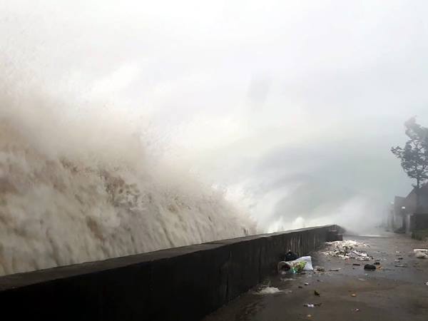 Bão số 10: Nhà tốc mái, tường sập, cột điện gãy đổ ảnh 2