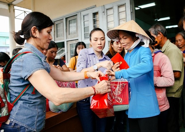 Mỹ Tâm ngồi bệt xuống cỏ bên người nghèo làm “đốn tim” người hâm mộ ảnh 1
