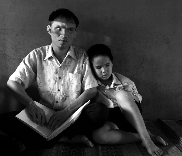 Những hàng rào vô hình bao vây người yếu thế ảnh 1