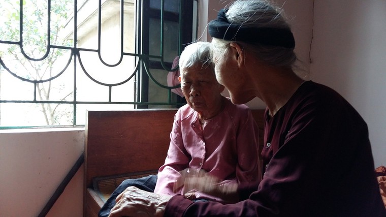 Những cụ già thèm… nói chuyện ảnh 1