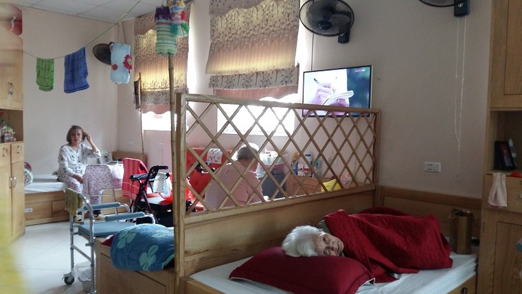 Những cụ già thèm… nói chuyện ảnh 2