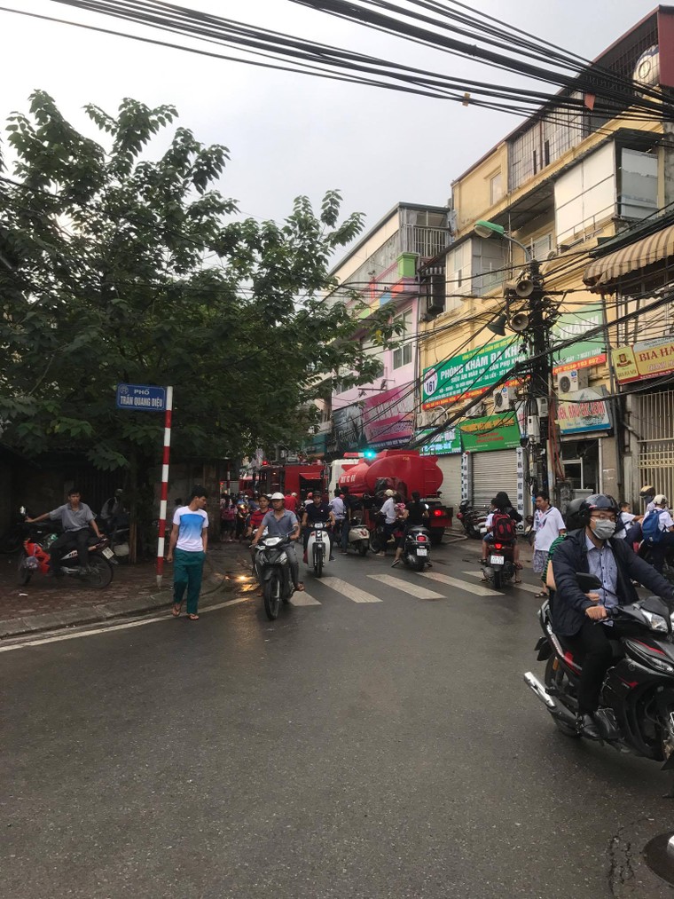 Đang cháy lớn trong ngõ 150 Đặng Tiến Đông ảnh 2