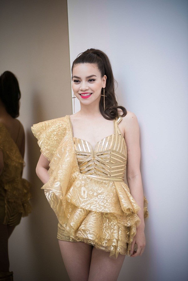 Người mẫu cầm mic ca hát: Đẹp thôi chưa đủ! ảnh 3