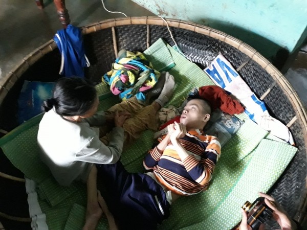 Miền Trung sau bão: Hơn 100 người chết và mất tích, hàng chục ngàn căn nhà tốc mái ảnh 1