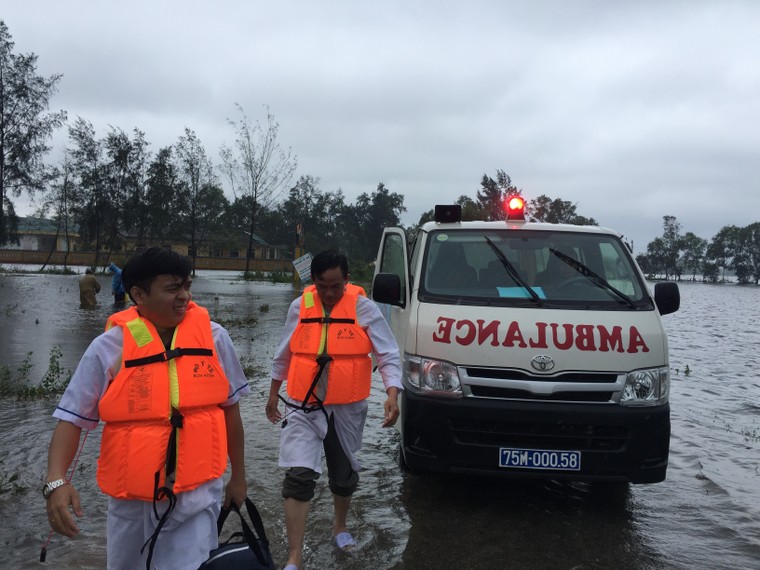 Bác sĩ vùng lũ trắng đêm phẫu thuật cứu bệnh nhân ảnh 2