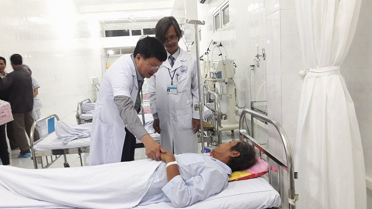 Bác sĩ vùng lũ trắng đêm phẫu thuật cứu bệnh nhân ảnh 1