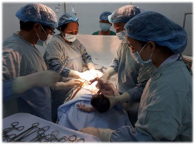 Bác sĩ vùng lũ trắng đêm phẫu thuật cứu bệnh nhân ảnh 3