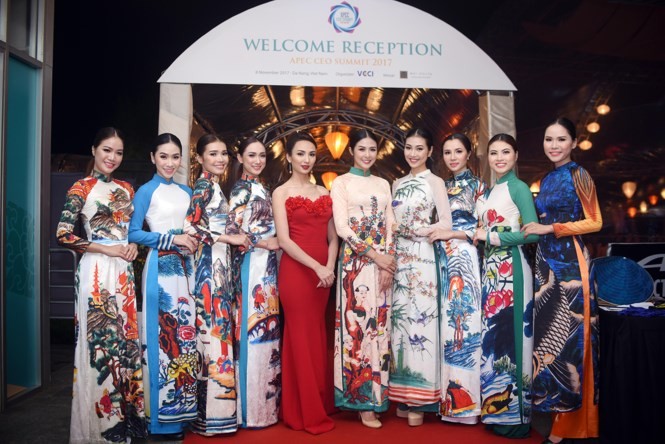Ngọc Hân cùng dàn người đẹp diễn áo dài tại tiệc chào mừng APEC ảnh 1