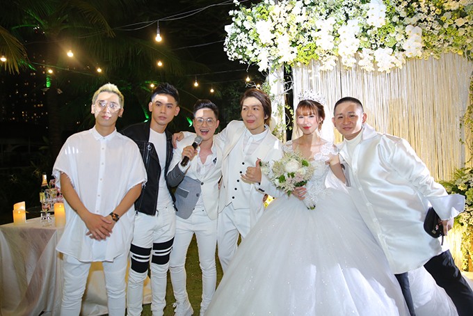 Ca sĩ Khởi My “cưỡi” moto về nhà chồng ảnh 2