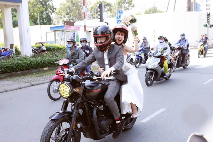 Ca sĩ Khởi My “cưỡi” moto về nhà chồng ảnh 6