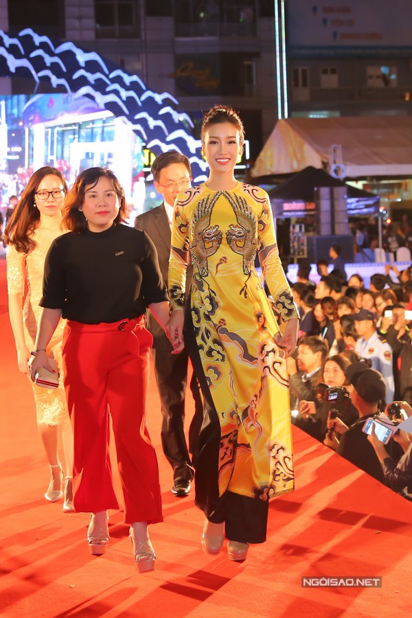 Dàn sao Việt sóng bước thảm đỏ khai mạc Liên hoan phim tại Đà Nẵng ảnh 9