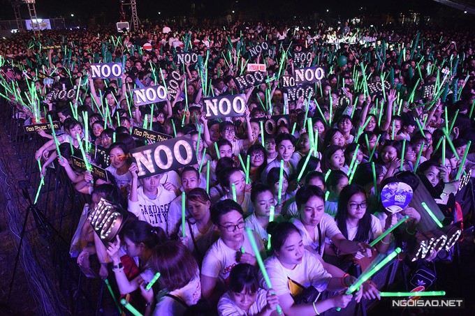 Fan nữ ngất xỉu vì chen lấn xem Noo Phước Thịnh biểu diễn ảnh 1