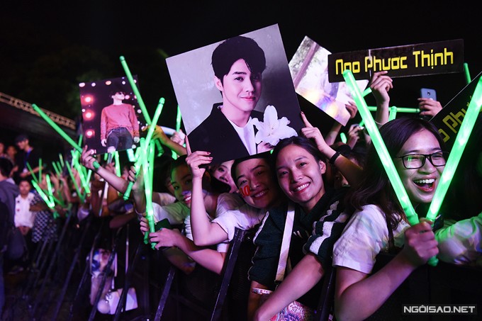 Fan nữ ngất xỉu vì chen lấn xem Noo Phước Thịnh biểu diễn ảnh 5