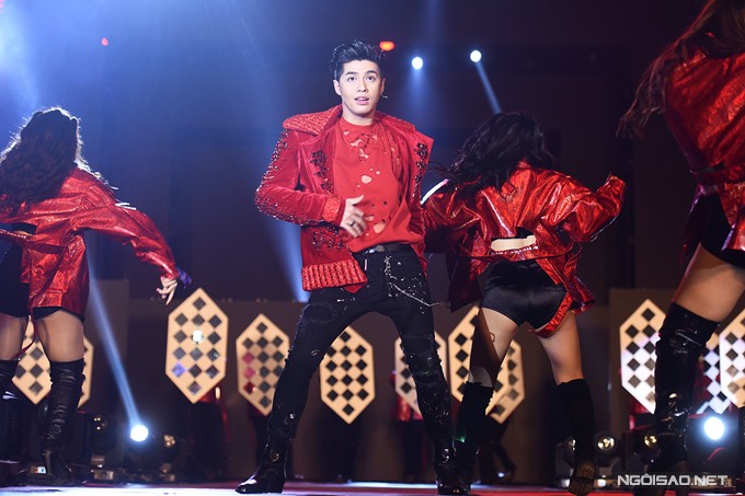 Fan nữ ngất xỉu vì chen lấn xem Noo Phước Thịnh biểu diễn ảnh 2