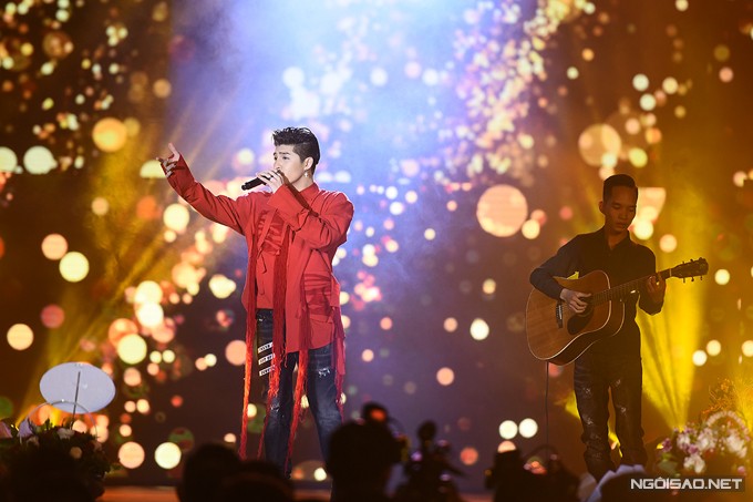 Fan nữ ngất xỉu vì chen lấn xem Noo Phước Thịnh biểu diễn ảnh 4