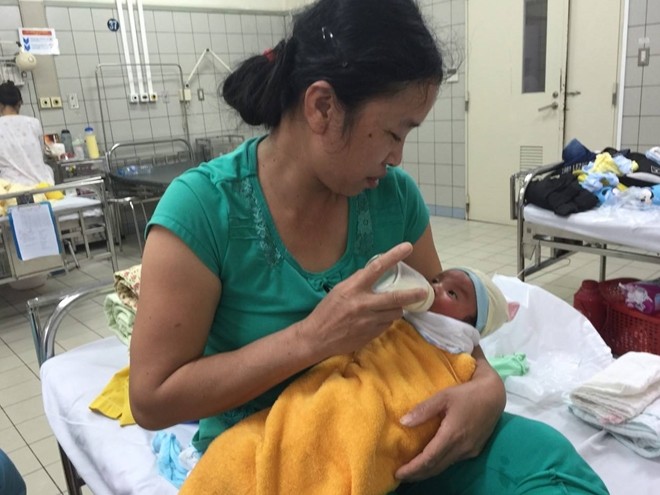 2 bé sơ sinh bị nhiễm khuẩn được ra viện hôm nay ảnh 1