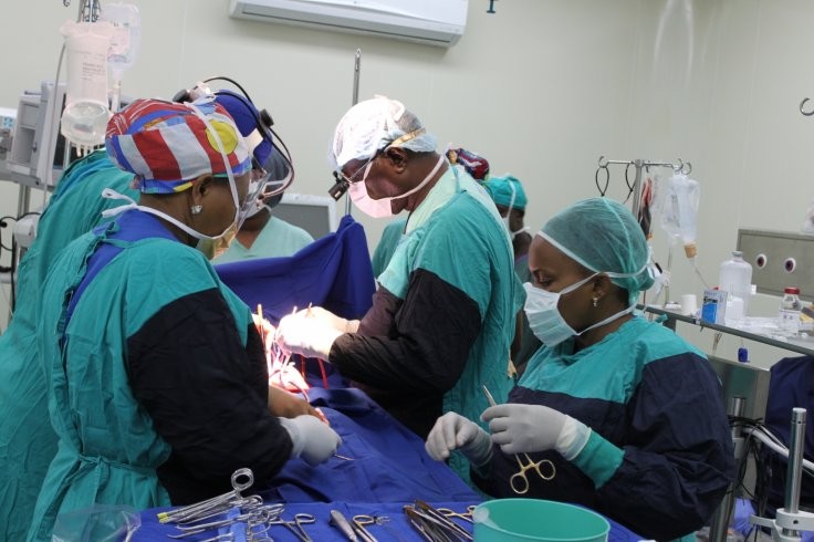 ‘Bệnh viện bay’ cứu chữa bệnh nhi tim bẩm sinh Tanzania ảnh 1