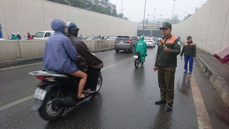 Mưa ướt, hầm Kim Liên trơn trượt khiến nhiều chị em ngã xe ảnh 2