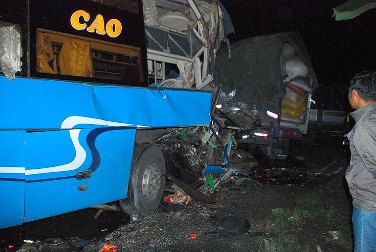 Xe khách tông ô tô tải, 13 người chết và bị thương ảnh 1