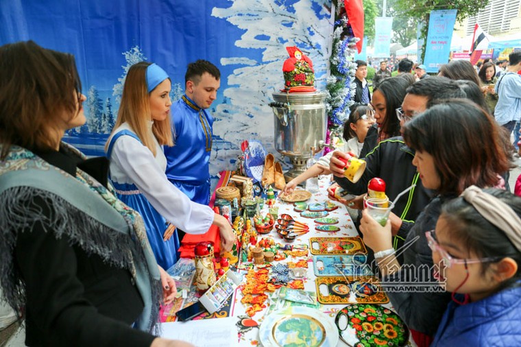 Đi chợ ẩm thực quốc tế cùng phu nhân Phó Thủ tướng ảnh 9