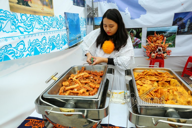 Đi chợ ẩm thực quốc tế cùng phu nhân Phó Thủ tướng ảnh 10