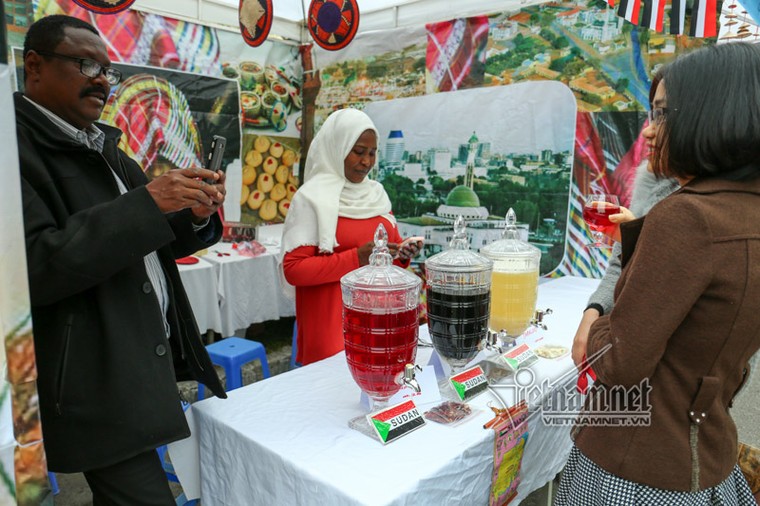 Đi chợ ẩm thực quốc tế cùng phu nhân Phó Thủ tướng ảnh 13