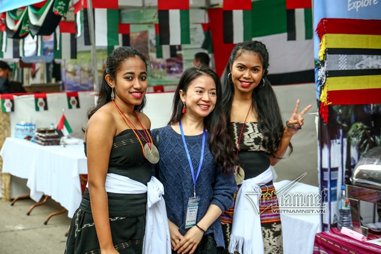 Đi chợ ẩm thực quốc tế cùng phu nhân Phó Thủ tướng ảnh 14