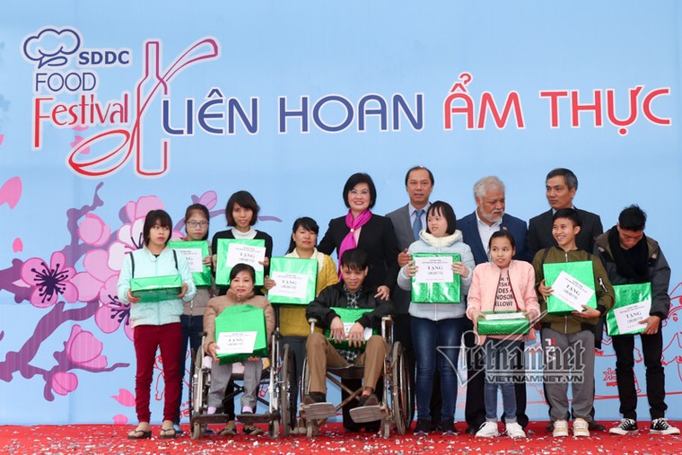 Đi chợ ẩm thực quốc tế cùng phu nhân Phó Thủ tướng ảnh 1