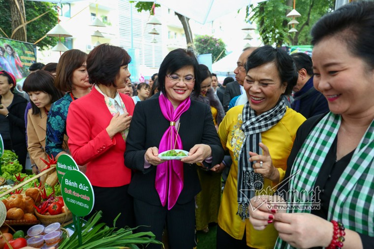 Đi chợ ẩm thực quốc tế cùng phu nhân Phó Thủ tướng ảnh 2