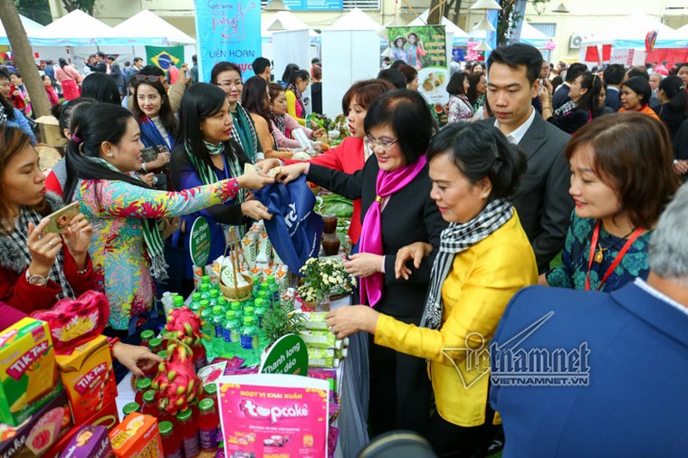 Đi chợ ẩm thực quốc tế cùng phu nhân Phó Thủ tướng ảnh 3