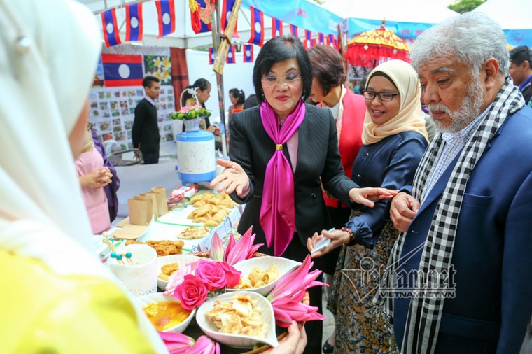 Đi chợ ẩm thực quốc tế cùng phu nhân Phó Thủ tướng ảnh 4