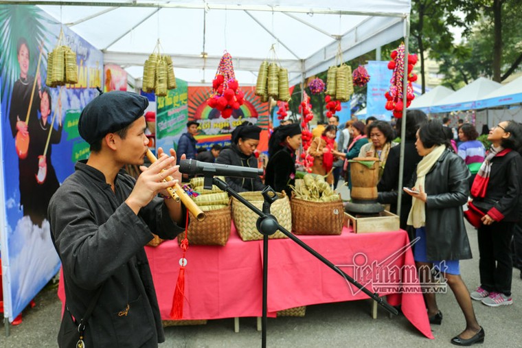 Đi chợ ẩm thực quốc tế cùng phu nhân Phó Thủ tướng ảnh 6