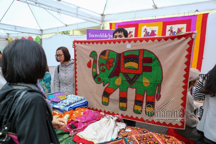 Đi chợ ẩm thực quốc tế cùng phu nhân Phó Thủ tướng ảnh 7