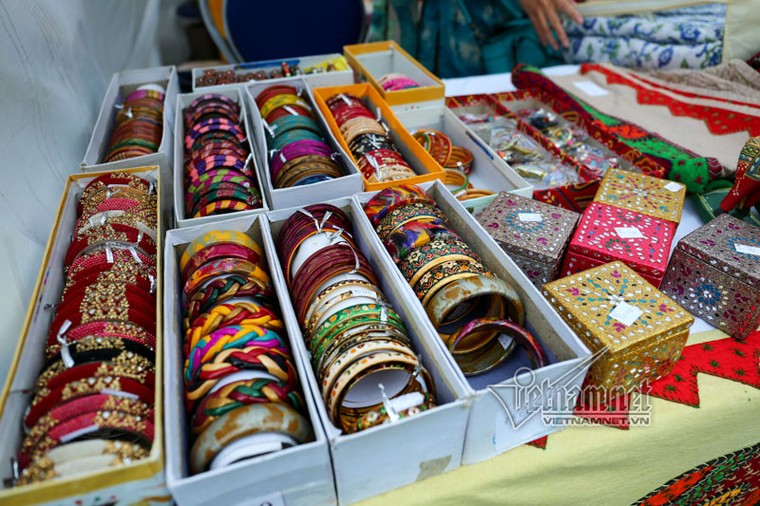 Đi chợ ẩm thực quốc tế cùng phu nhân Phó Thủ tướng ảnh 8