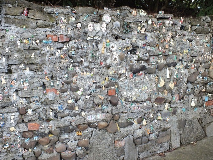 Người New Zealand tận dụng rác thành những bức tường ‘hút’ khách du lịch ảnh 5