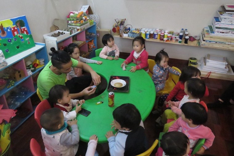 Ngôi trường có một nửa giáo viên bỏ blouse trắng đi chăm trẻ ảnh 2