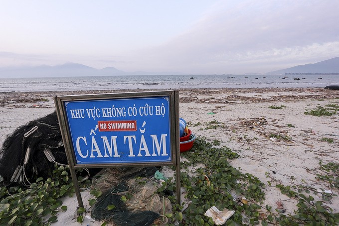 Gần trăm tấn rác tấp vào bãi biển Đà Nẵng ảnh 2