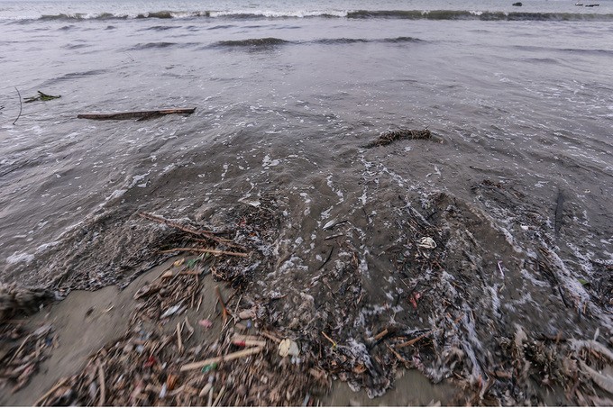 Gần trăm tấn rác tấp vào bãi biển Đà Nẵng ảnh 3