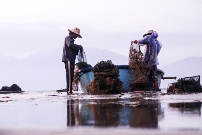 Gần trăm tấn rác tấp vào bãi biển Đà Nẵng ảnh 4
