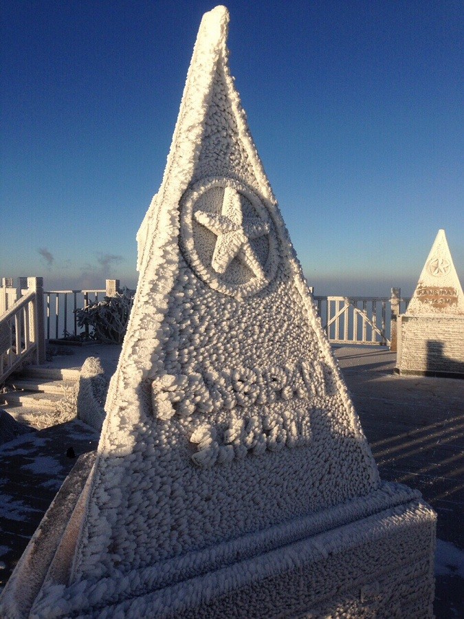 Đỉnh Fansipan Sa Pa trắng xóa trong băng tuyết ảnh 1