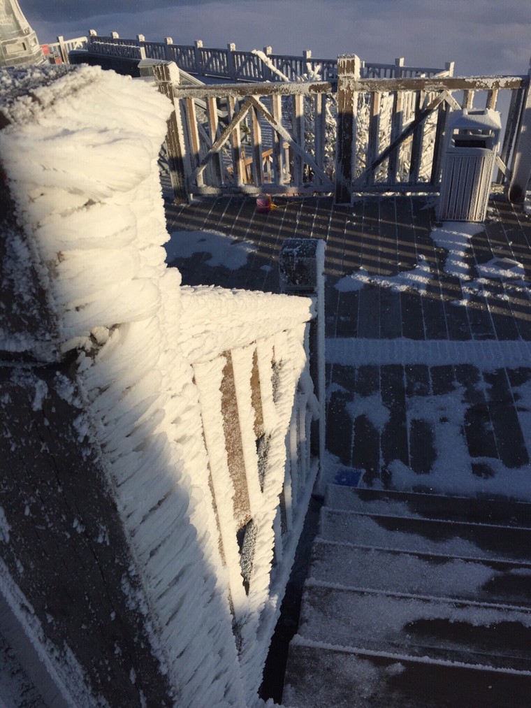 Đỉnh Fansipan Sa Pa trắng xóa trong băng tuyết ảnh 5