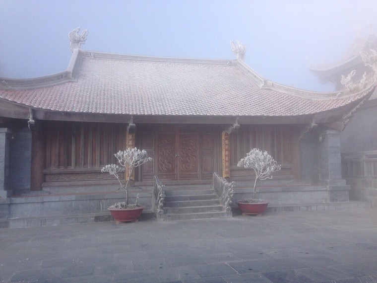 Đỉnh Fansipan Sa Pa trắng xóa trong băng tuyết ảnh 2