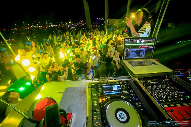 Giới trẻ Đà Nẵng rủ nhau check-in đêm Giáng sinh pha lê lộng lẫy ở SKY36 ảnh 1