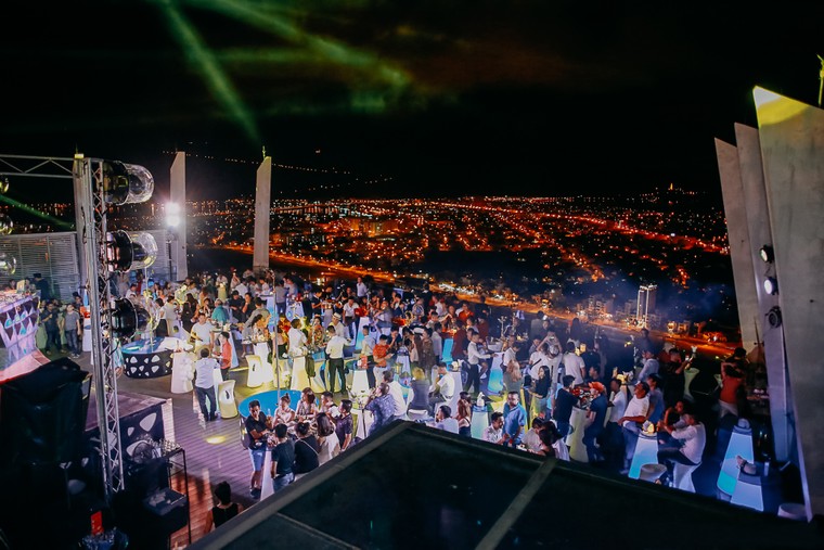 Giới trẻ Đà Nẵng rủ nhau check-in đêm Giáng sinh pha lê lộng lẫy ở SKY36 ảnh 2