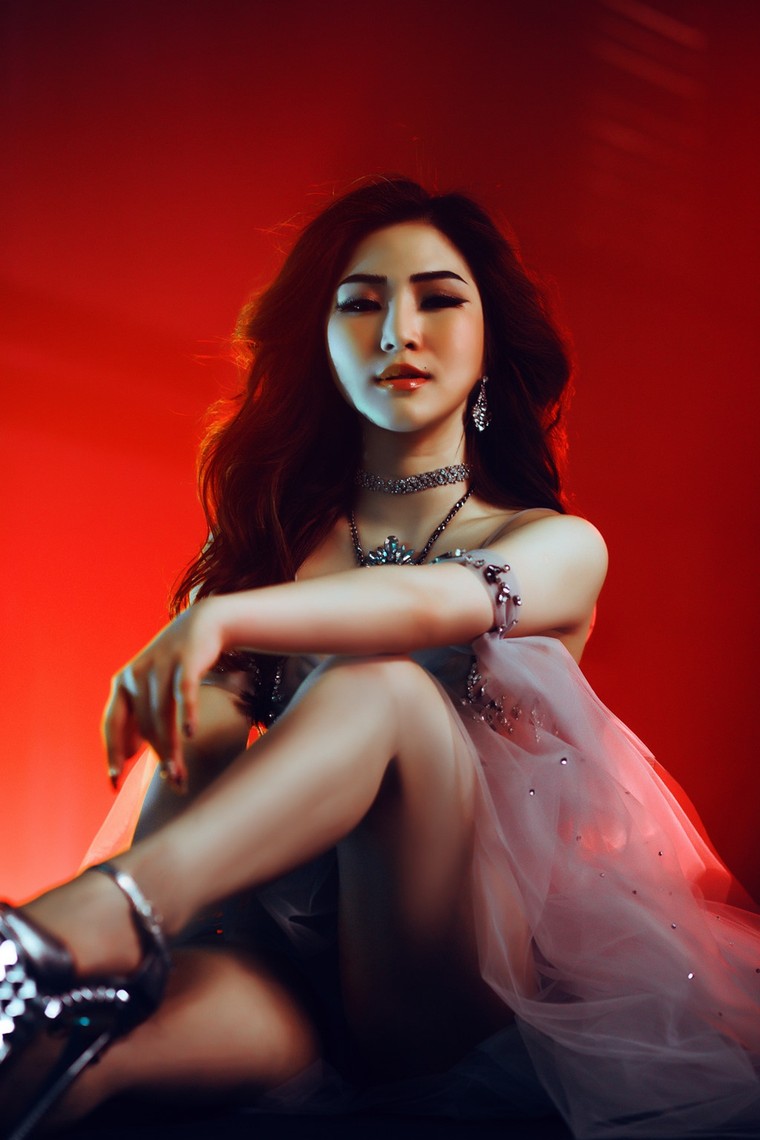 Sau MV tinh khôi 'Em gái mưa', Hương Tràm lột xác với nhiều cảnh nóng trong MV mới ảnh 3