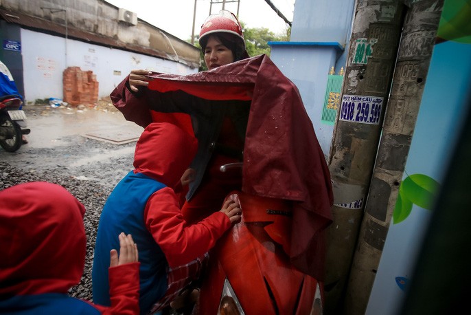 TP HCM: Phụ huynh đội mưa đón con tránh bão số 16 (Tembin) ảnh 3