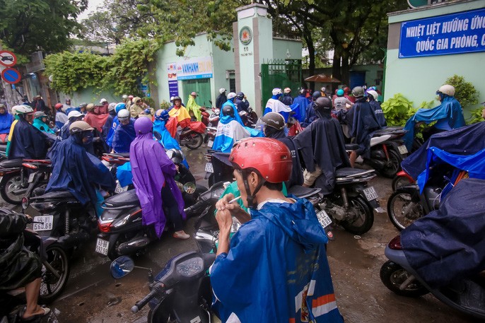 TP HCM: Phụ huynh đội mưa đón con tránh bão số 16 (Tembin) ảnh 7