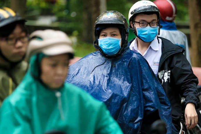 TP HCM: Phụ huynh đội mưa đón con tránh bão số 16 (Tembin) ảnh 6