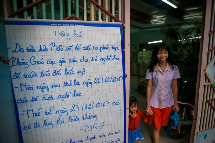 TP HCM: Phụ huynh đội mưa đón con tránh bão số 16 (Tembin) ảnh 1